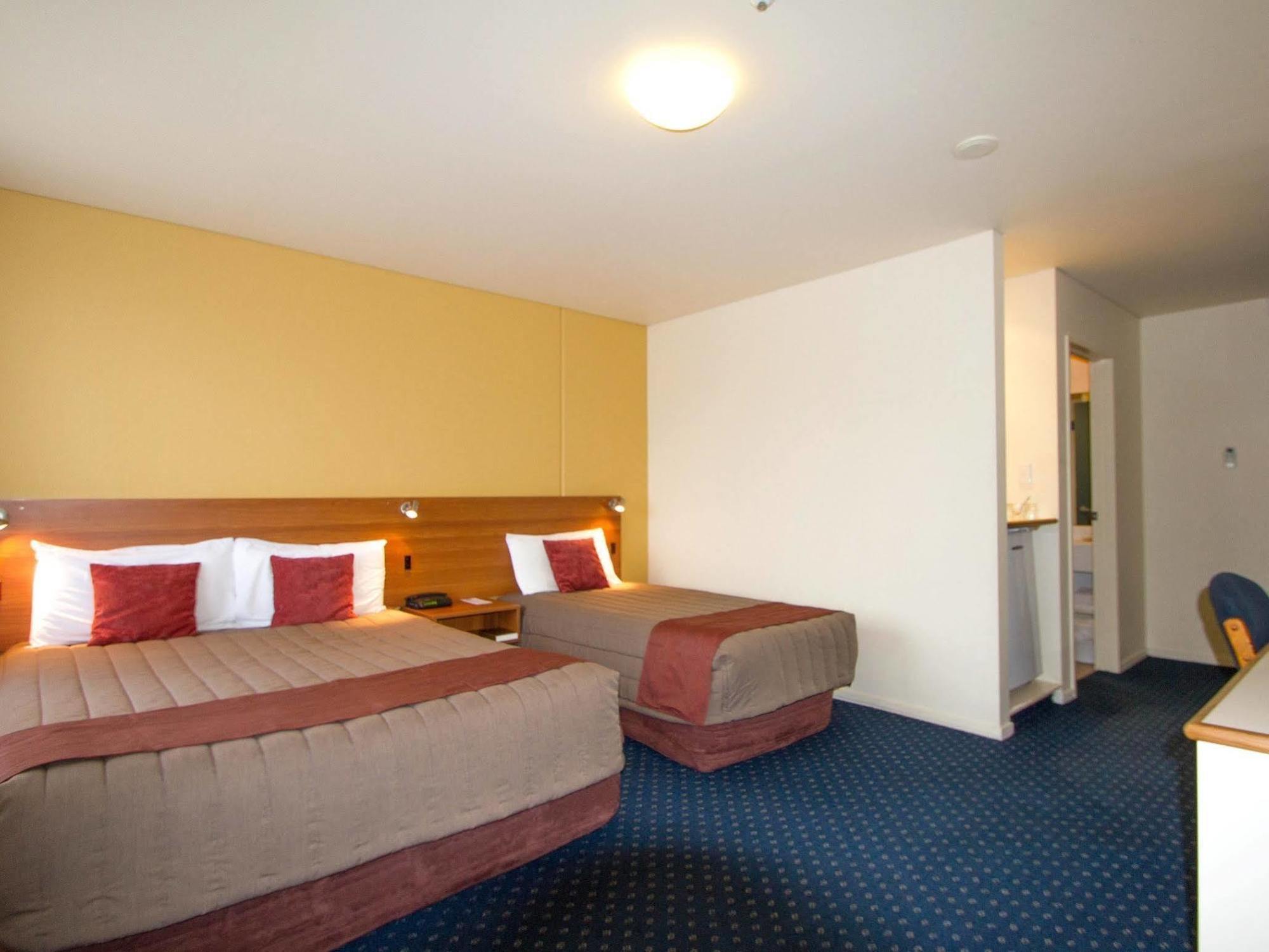 Ventura Inn & Suites המילטון מראה חיצוני תמונה