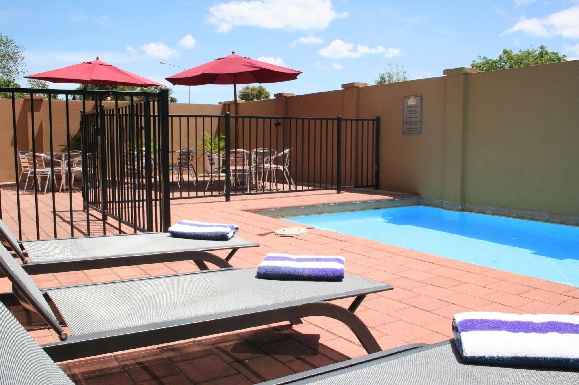 Ventura Inn & Suites המילטון מראה חיצוני תמונה
